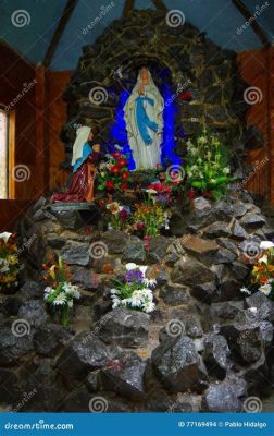  The Virgin of the Sacred Lake - A Colombian Legend about Faith and Nature’s Intertwined Wonders!